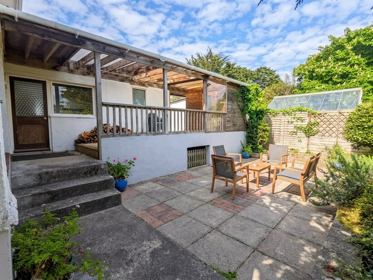 The back patio gets great sun in the morning - great for a breakfast cuppa